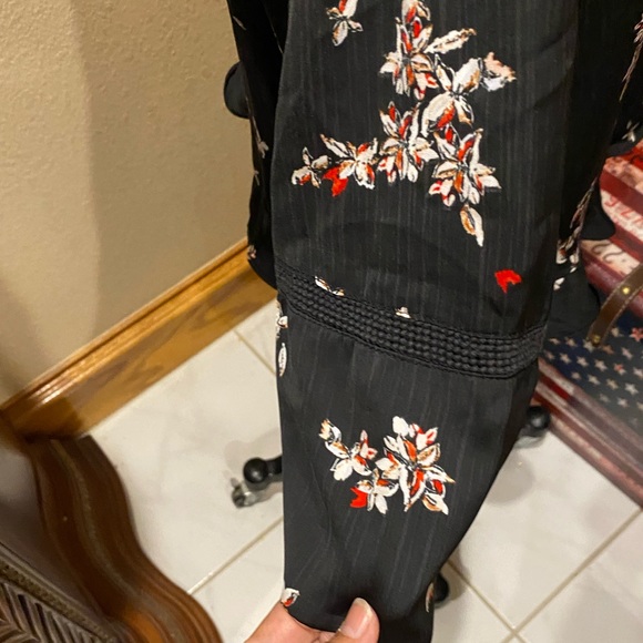 Black blouse with red floral accent size L by Apt 9 - Picture 9 of 9